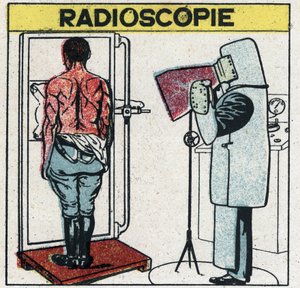 Promienie rentgenowskie: radioskopia ludzkiego ciała. Radiolog zabezpiecza się przed promieniowaniem rentgenowskim nosząc gumową szmatkę z rozpuszczalną gumą zawierającą sole ołowiu, głowę ma nakrytą czepkiem, a ręce rękawiczkami z tego samego materiału, o autorstwa Anonymous Anonymous