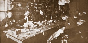 W Chacie w środku zimy mężczyźni zajmowali się szyciem futer na odzież do wiosennego saneczkarstwa, pub. Londyn 1907 (zdjęcie czarno-białe) autorstwa Anthony Fiala