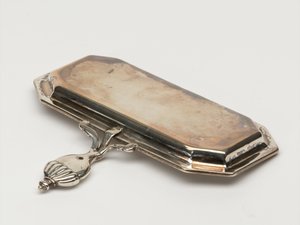 Taca do gaszenia świec, Zarząd Uzbrojenia, ok. 1696 (taca, tabaczka) autorstwa Anthony Nelme