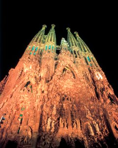 Autor: GAUDI i CORNET, Antoni (1852-1926). Tytuł: Sagrada Familia. 1884-1926 (hiszpański). Technika: Architektura. Muzeum/Lokalizacja: HISZPANIA. KATALONIA. BARCELONA. Barcelona. Kościół Pokutny Świętej Rodziny. Fachada del Nacimiento. (Hiszpański).
