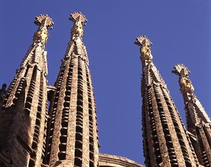 Wieże z La Sagrada Familia, kościół rozpoczęty w 1882 roku (foto)