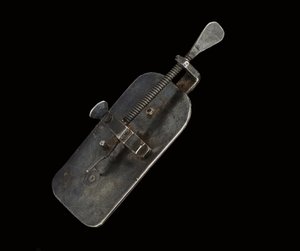 Mikroskop, ok.1690 (srebro i szkło) (patrz też 1121456-60) autorstwa Antoni van Leeuwenhoek