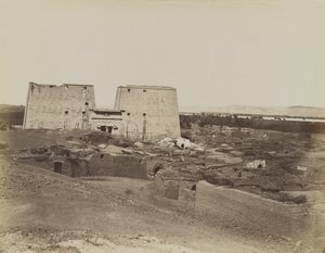 Edfu, widok na Pylon i wioskę autorstwa Antonio Beato