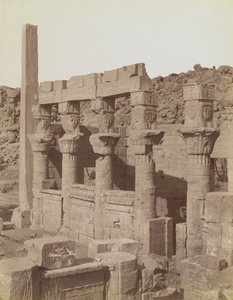 Philae, widok z północnego wschodu na południowy kraniec zachodniej kolumnady i ganek Nectanebo w świątyni Izydy autorstwa Antonio Beato
