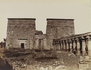 Philae, widok na pylon z kolumnami autorstwa Antonio Beato