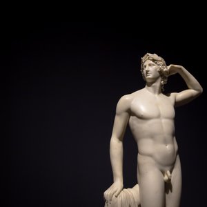MILAN, WŁOCHY - czerwiec 2020 r.: starożytna rzeźba Apollo Crowing Himself - 1782 - Ant..., 2019 r. (zdjęcie ilustracyjne) autorstwa Antonio Canova