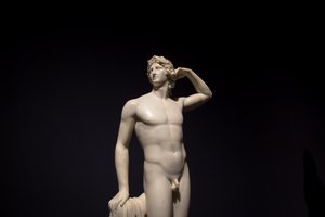 MILAN, WŁOCHY - czerwiec 2020 r.: starożytna rzeźba Apollo Crowing Himself - 1782 - Ant..., 2019 r. (zdjęcie ilustracyjne) autorstwa Antonio Canova