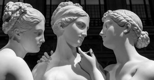 Mediolan, Włochy - czerwiec 2020 r: Posąg Bertela Thorvaldsena Trzy Gracje. Neoclassica..., 2019 (zdjęcie) autorstwa Antonio Canova