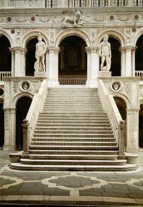 Widok na Scala dei Giganti, zaprojektowaną przez Antonio Rizzo z posągami Marsa i Neptuna autorstwa Jacopo Sansovino (1486-1570). autorstwa Antonio Rizzo