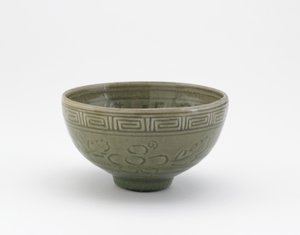 Miska do serwowania w stylu Longquan, Miska do serwowania (hachi), początek XIX w. (kamionka z polewą seledynową) autorstwa Aoki (attr. to) Mokubei