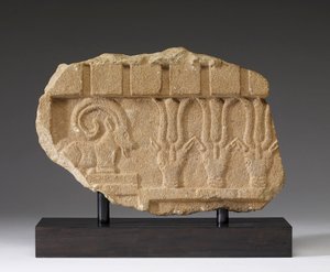 Fragment fryzu z koziorożcem i oryksami, V-IV wpne (wapień)