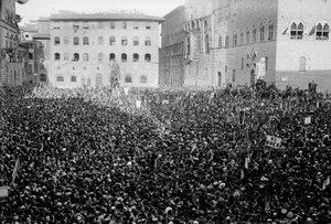 Tłum zgromadzony na Piazza Signoria z okazji wizyty Hitlera i Mussoliniego we Florencji, 05/1938 (zdjęcie czarno-białe)