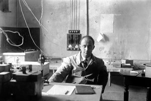 Włoski fizyk Enrico Fermi (1901-1954 Nagroda Nobla w dziedzinie fizyki w 1938) w laboratorium (zdjęcie czarno-białe)
