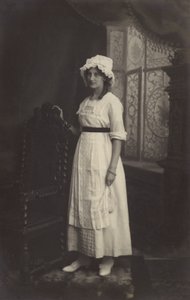 Dziewczyna w koronkowej czapce autorstwa Arthur C. Burgess