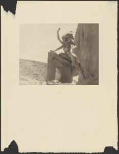 [Kobieta w stroju indiańskim na pustyni]. autorstwa Arthur F. Kales