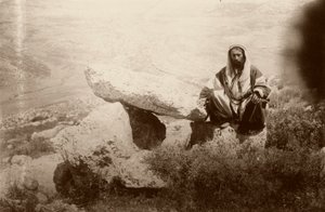 Dolmen i człowiek, na zachód od Hesban (Heshban), 1881 autorstwa Arthur M. Mantell