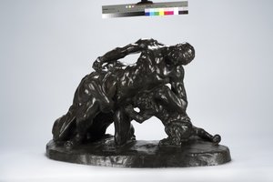 Mężczyzna zamknięty w walce z Lioness Cub (brąz)