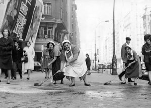 Comadres sprzątający ulicę Gran Via, uczestniczący w kampanii Ministerstwa Informacji i Turystyki na rzecz "utrzymania miasta w czystości", pomagający służbom publicznym. autorstwa Artist Unknown
