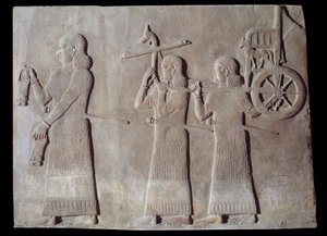 Art Mezopotamia (Asyria): dwór pałacu króla Asyrii Sargona II (721 - 705 pne) słudzy niosący tron i królewski rydwan. Paryż, Musee du Louvre autorstwa Assyrian