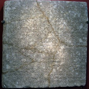Płyta alabastrowa z wygrawerowanym pismem klinowym, z fortecy Sargona II (lub Sharroukina, króla Asyrii od 722 do 705 pne) w Dur Sharrukin (obecnie Chorsabad, Irak). Sztuka asyryjska, starożytność, VIII wiek p.n.e. Pustelnia Państwowa, Św. Piotr autorstwa Assyrian