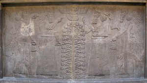 Płaskorzeźba z dwiema postaciami Aszurnasirpala, uskrzydlonych istot mitologicznych i boga Aszura, przed Drzewem Życia, 885-860 p.n.e. autorstwa Assyrian
