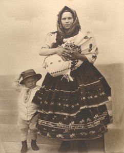 Słowaczka i dzieci, ok. 1910 autorstwa Augustus F. Sherman