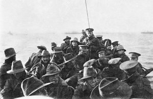 Widok z tyłu łodzi ratunkowej przewożącej niezidentyfikowanych ludzi z australijskiej 1. Dywizji Sygnałowej Kompanii, holowanych w kierunku Anzac Cove o 6 rano w dniu lądowania, 25 kwietnia 1915 r. (fot. autorstwa Australian Photographer