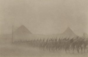 Australijska piechota maszerująca podczas burzy piaskowej, znanej w Egipcie jako Khamseen, 1915 autorstwa Australian Photographer