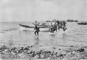 Australijscy żołnierze brodzący w wodzie, gdy schodzą na brzeg w Anzac Cove, Gallipoli w dniu 25 kwietnia 1915 po przetransportowaniu ich na łodziach desantowych z większych statków w tle, 25 kwietnia 1915 (