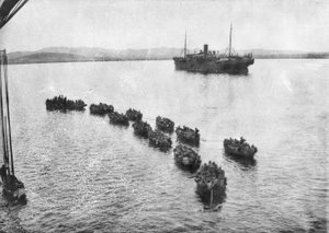 Oddziały australijskie zostały odholowane na brzeg w zapalniczkach, aby wylądować w Anzac Cove w Gallipoli. W tle statek transportowy, 1915 autorstwa Australian Photographer