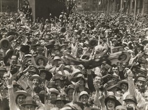 Tłum na Martin Place, Sydney, świętujący wiadomość o podpisaniu rozejmu, 11 listopada 1918 autorstwa Australian Photographer