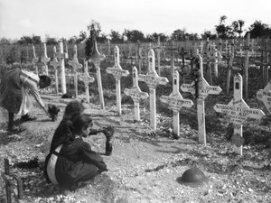 Francuskie dzieci opiekujące się grobami na Cmentarzu Australijczyków w Adelajdzie poległych w bitwie na froncie zachodnim, Villers-Bretonneux, Francja 26 sierpnia 1919 autorstwa Australian Photographer