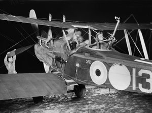 Porucznik Stanley George Brearley, pilot i porucznik Robert Harold Taylor, obserwator, z 69. eskadry (australijskiej) Królewskiego Korpusu Lotniczego (RFC), rozpoczynają nocną operację bombardowania z ha autorstwa Australian Photographer