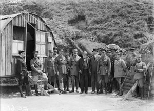 M. Georges Benjamin Clemenceau, premier Francji, wizyta w 4. dywizji, jedyna wizyta na froncie australijskim, 7 lipca 1918 autorstwa Australian Photographer
