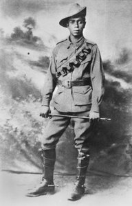 Portret aborygeńskiego żołnierza, 234 Szeregowy (Pte) Walter Christopher (Chris) George Saunders, c.1916 autorstwa Australian Photographer
