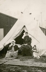 Siostra Eleanor Wibmer Jeffries i Siostra Nellie Constance Morrice (po prawej) przed ich namiotem w Australijskim Szpitalu Ogólnym nr 3 z kwiatami zerwanymi z brzegu Sommy, ok. godz. Czerwiec 1917 (fot. bw) autorstwa Australian Photographer