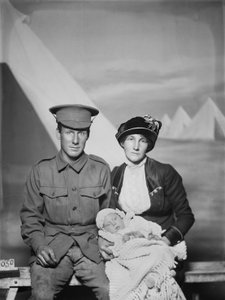 Portret studyjny 1159 Szeregowy (Pte) George Beamish Swanton, 24. batalion australijski, z Werribee w stanie Wiktoria, z żoną Nellie i małym dzieckiem Joan Helen, ok. 1930 r. maj 1915 autorstwa Australian Photographer