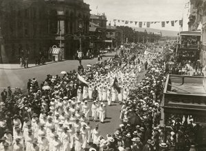 Kobiety w marszu z okazji Dnia Pokoju wzdłuż King William Street, Adelaide, Południowa Australia, listopad 1918 r. autorstwa Australian Photographer