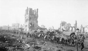 Ypres, Belgia. 18 października 1917. Zapakuj muły zabierające zaopatrzenie z piechotą. Zwróć uwagę na zniszczone pociskami budynki w tle, 18.10.1917 r.