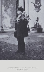 Arcyksiążę Otto z Austrii na pogrzebie ojca w 1922 roku (zdjęcie czarno-białe) autorstwa Austrian Photographer