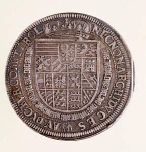 Srebrna moneta (talar) z Tyrolu: panowanie cesarza Rudolfa II (Rodolfa II) (1552-1612). Śr. 4 cm Neapol, museo archeologico nazionale autorstwa Austrian School