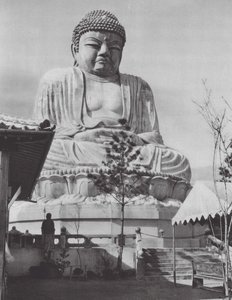 Japonia: Pomnik Buddy w Beppu (zdjęcie czarno-białe)