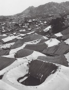 Japonia: Kai-syong, widok małego koreańskiego miasteczka zimą (zdjęcie czarno-białe)