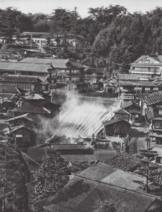 Japonia: Kusatsu, źródła siarkowe (zdjęcie czarno-białe)