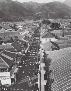 Japonia: Centrum handlowe w Beppu (zdjęcie czarno-białe)