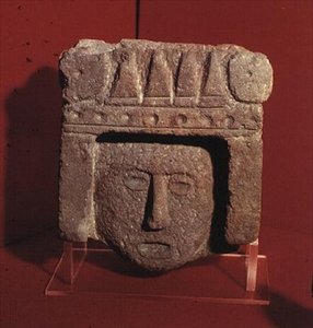 Rzeźbiona głowa Azteków autorstwa Aztec