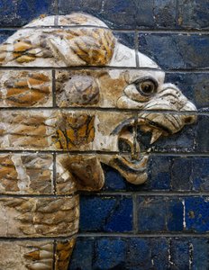 Głowa lwa, detal z płytek z glazurowanej cegły przedstawiający mitologiczne zwierzęta, które zdobiły Drogę Procesyjną do Bramy Isztar w Babilonie za panowania Nabuchodonozora II (604-562 p.n.e.). Cywilizacja babilońska, VII-VI wiek p.n.e. autorstwa Babylonian