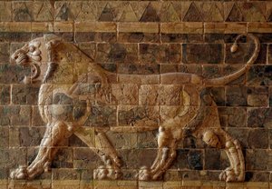 Procesja Droga Babilonu pod panowaniem Nabuchodonozora II (605-562 pne): fragment Bramy Isztar przedstawiający ceglanego lwa mojżeszowego. Babilon, Irak. Paryż. Muzeum w Luwrze