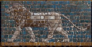 Procesja Droga Babilonu pod panowaniem Nabuchodonozora II (605-562 pne): fragment Bramy Isztar przedstawiający ceglanego lwa mojżeszowego. Babilon - Muzeum Archeologiczne w Stambule autorstwa Babylonian