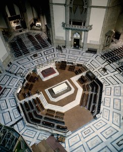 Widok na ośmiokątny marmurowy chór wykonany przez Baccio Bandinelli (1488-1560) (Bartolommeo Brandini), wnętrze katedry we Florencji (Duomo Santa Maria del Fiore). 1555, Florencja, Włochy